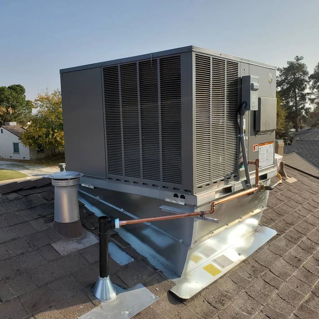 Rooftop package unit set on a new curb by JHC Services